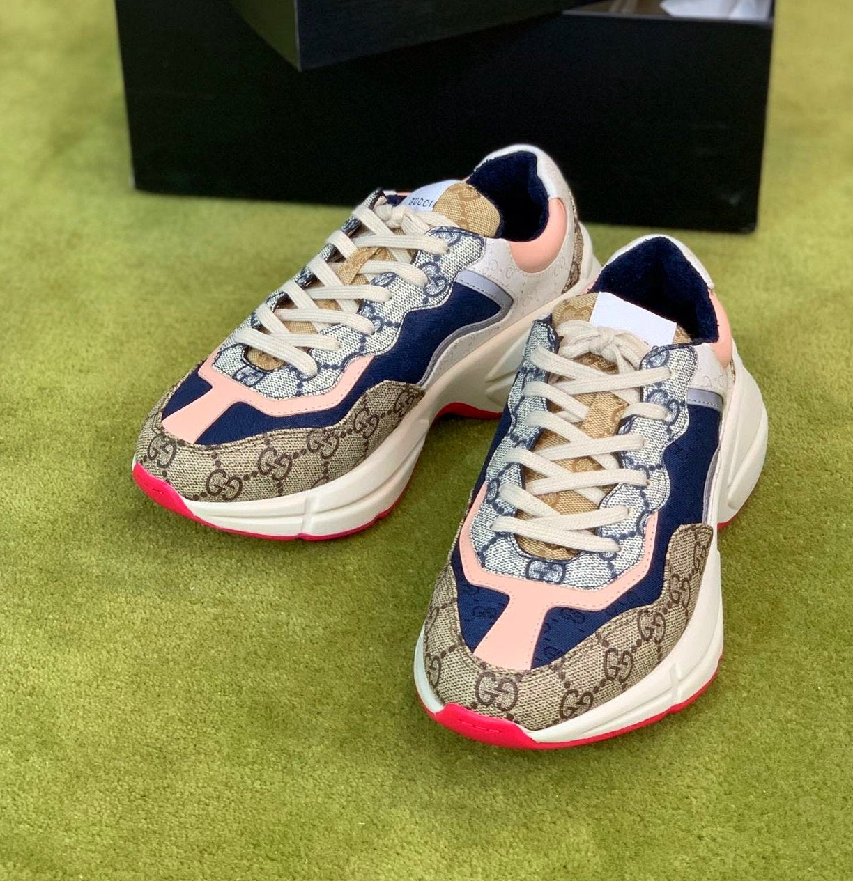 GU Sneakers Mono