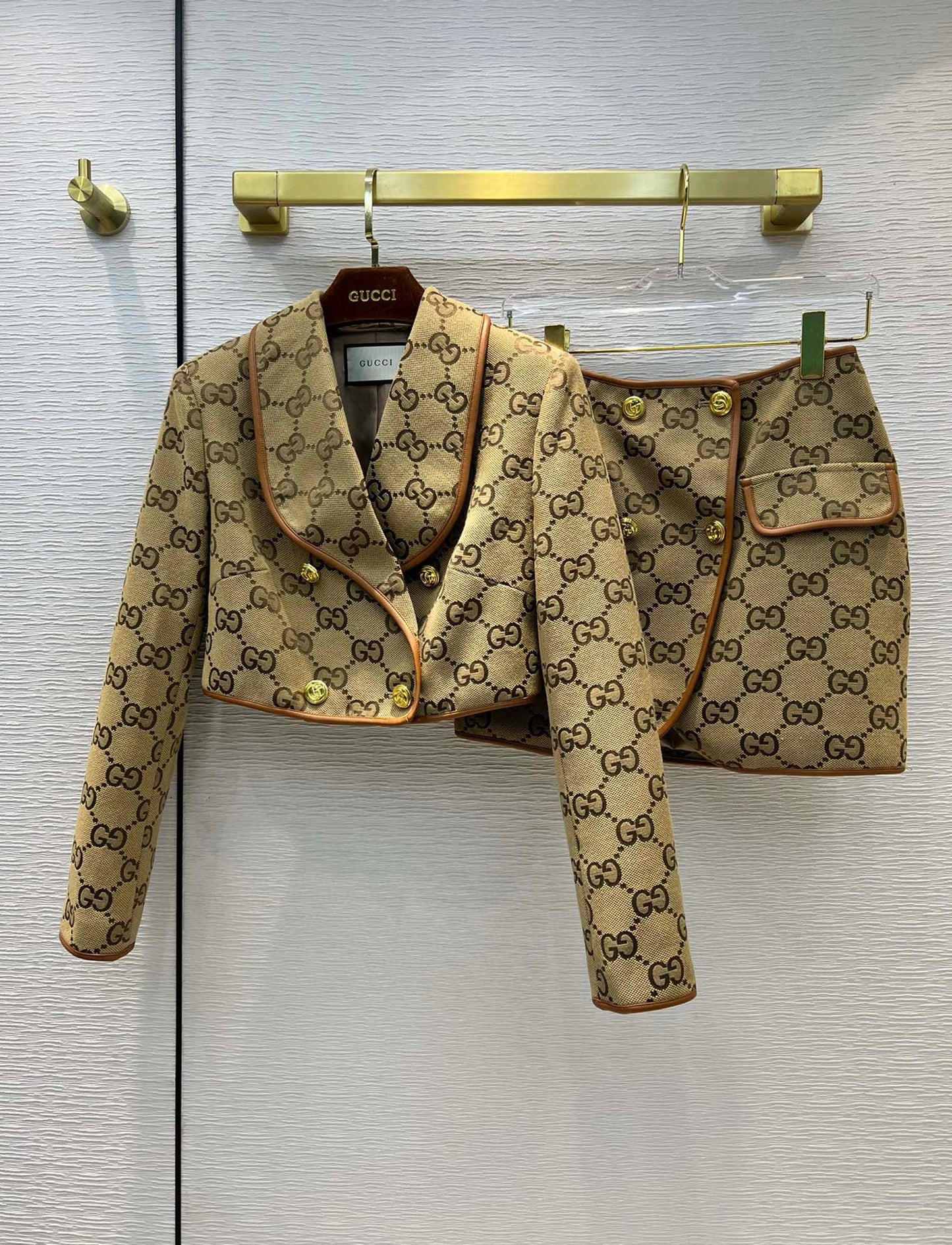 GU Jacket Logo Skirt Suit Woman