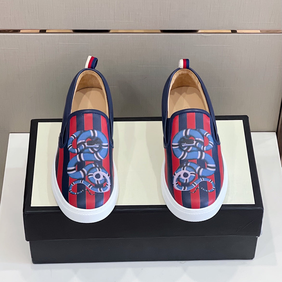 GU Sneakers Slip on