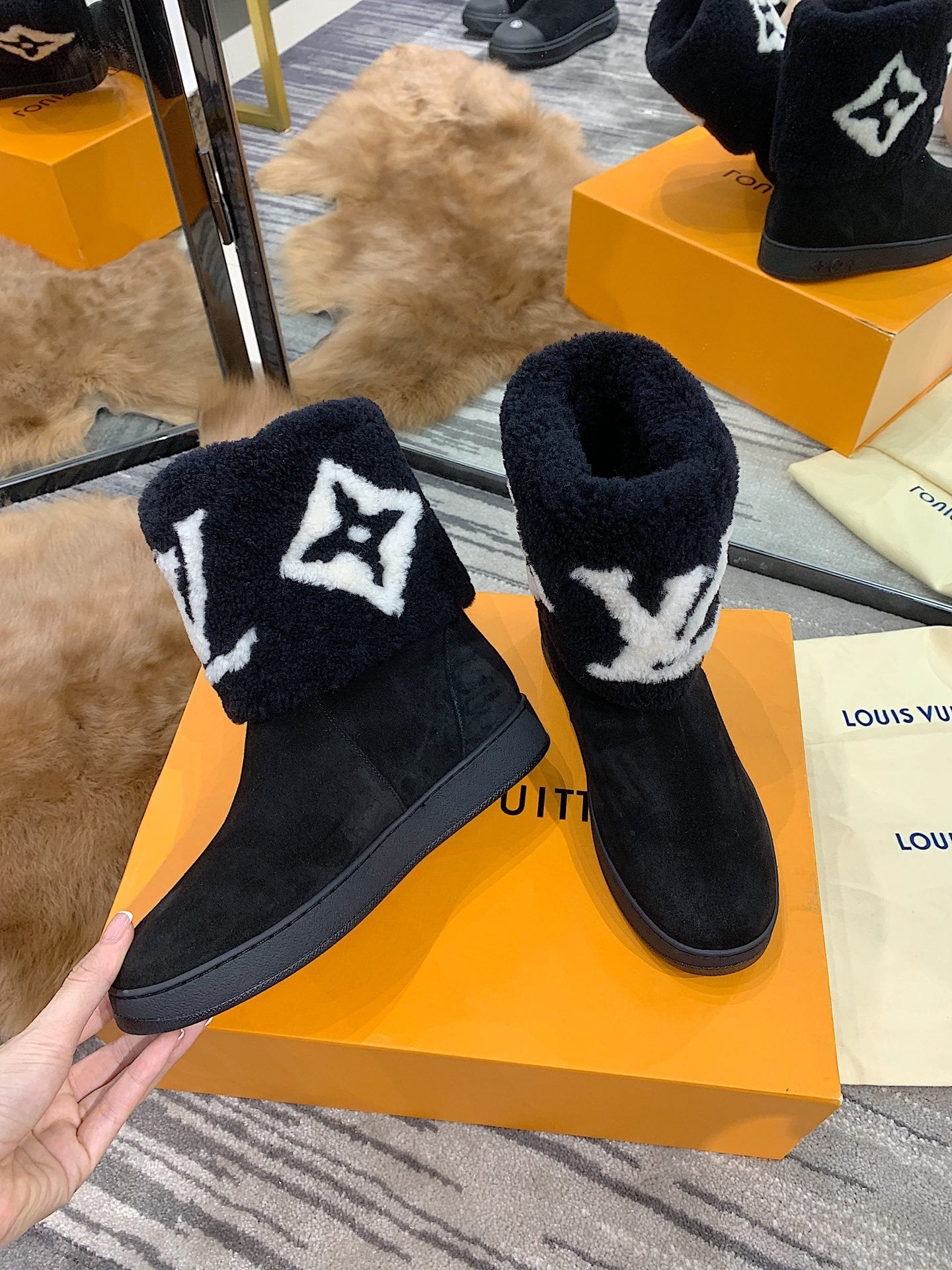 LU UGG Boots Warm Black