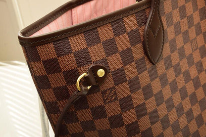 LU Never Leather E Bag