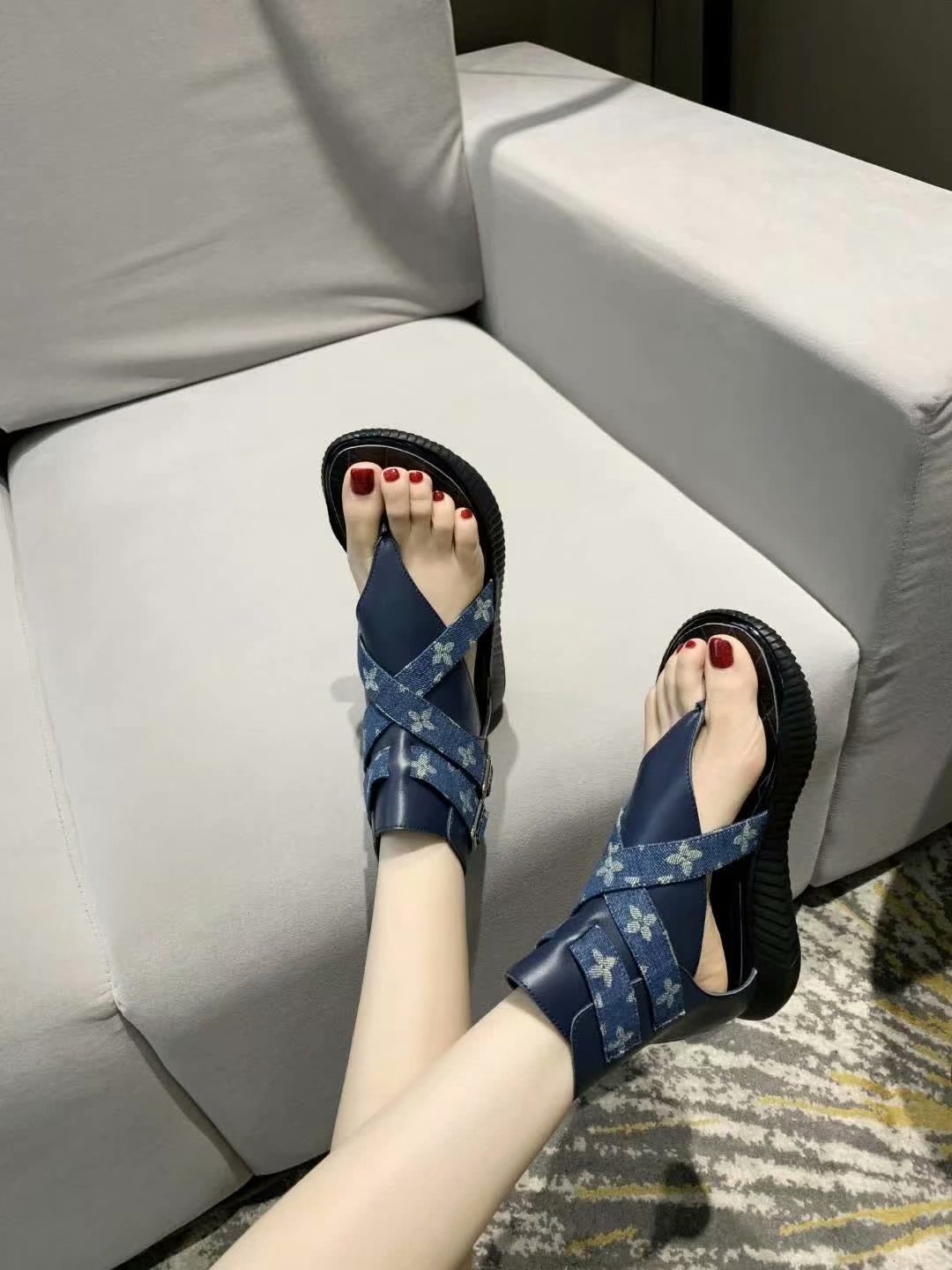 LU Sandals
