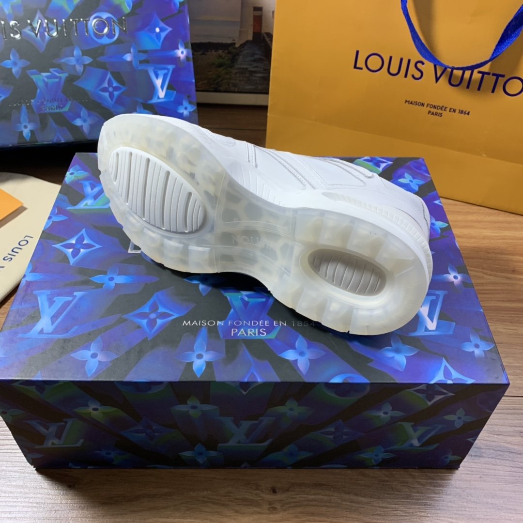 LU  Sneakers  Logo
