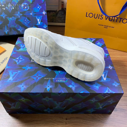 LU  Sneakers  Logo