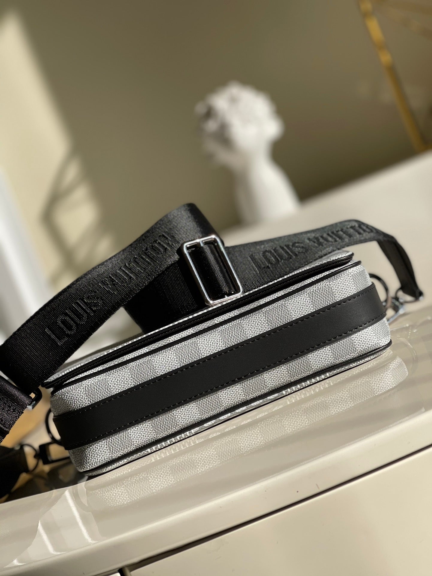 LU Bag 24 Cm Messenger White