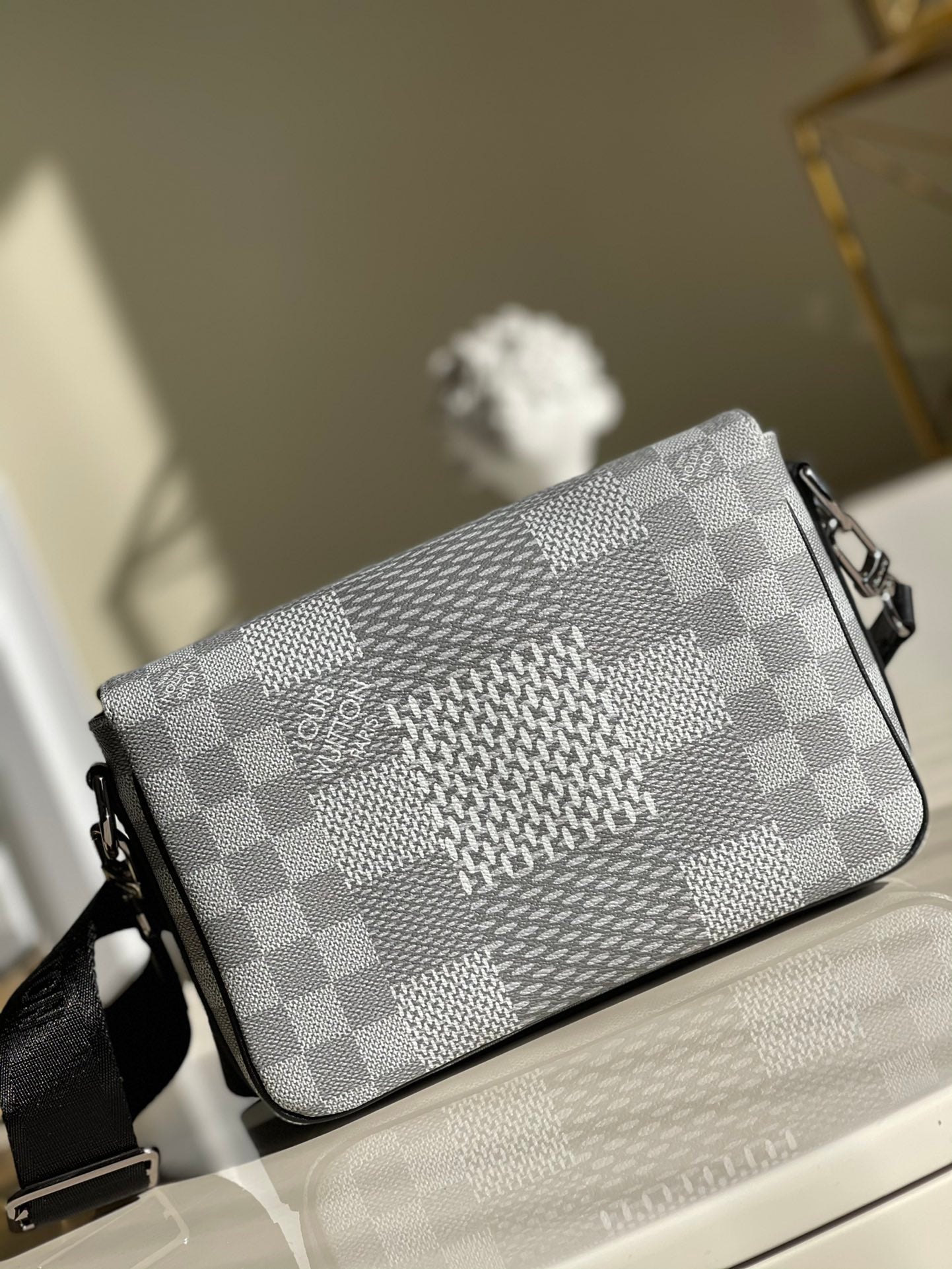 LU Bag 24 Cm Messenger White