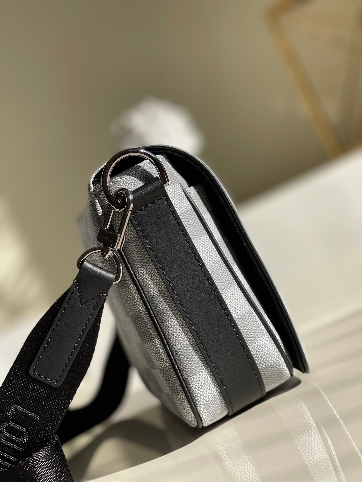 LU Bag 24 Cm Messenger White