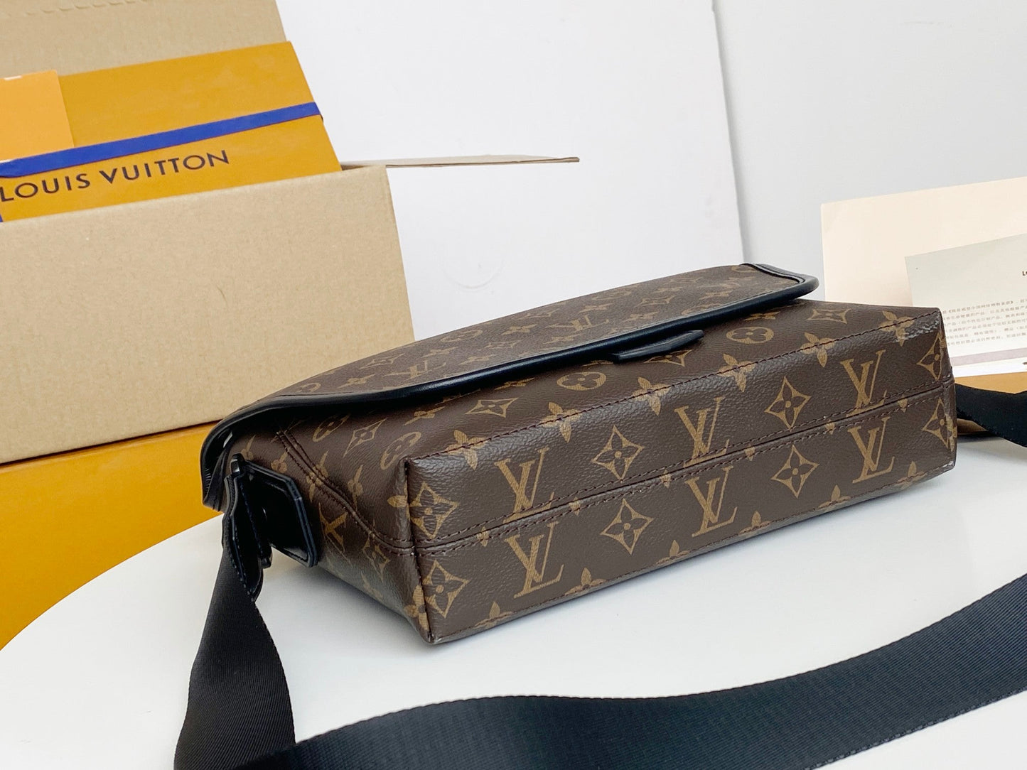 LU Bag Business Messenger Magnet 32 CM