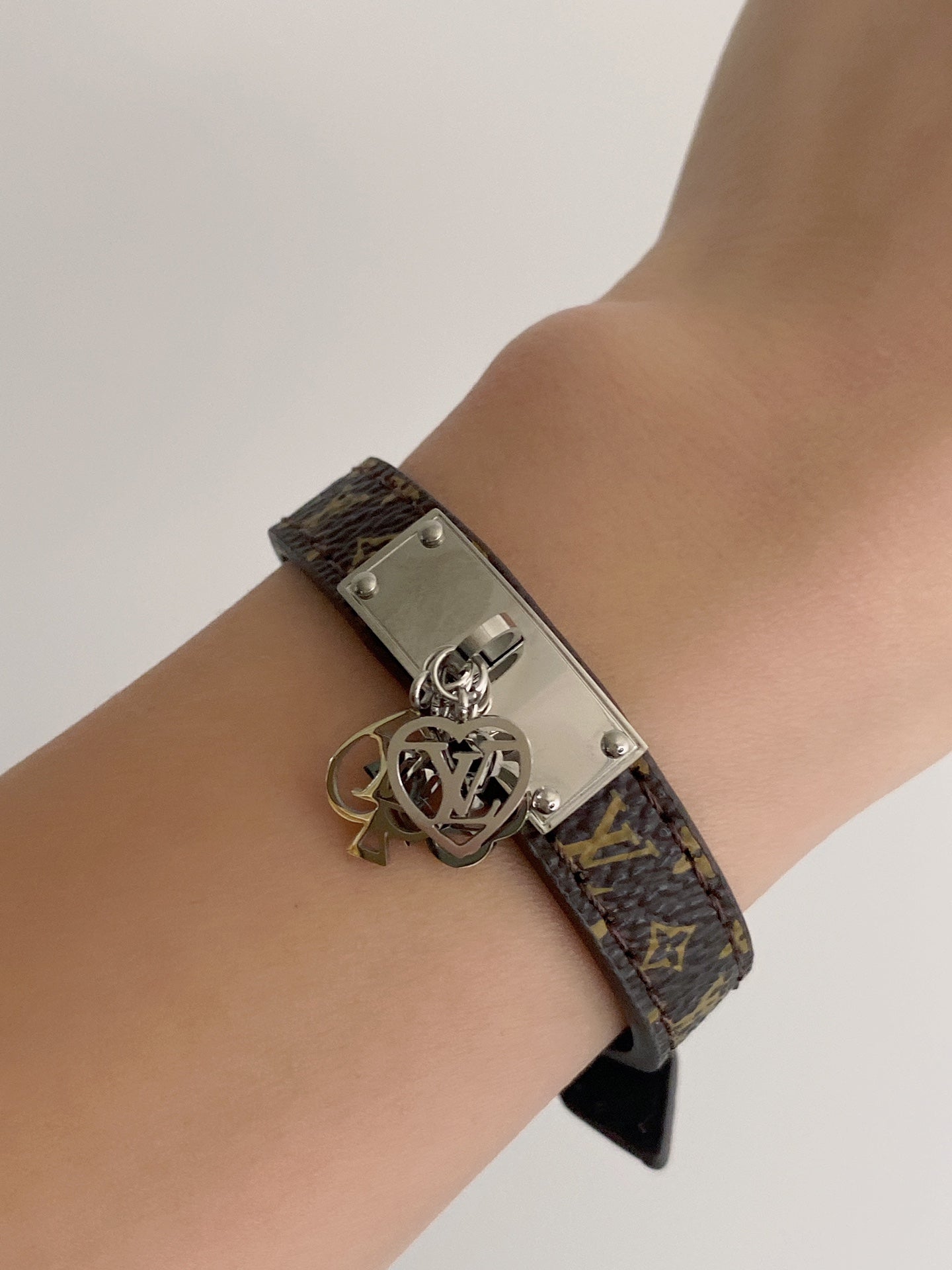 LU  Bracelet 2 Color ' s