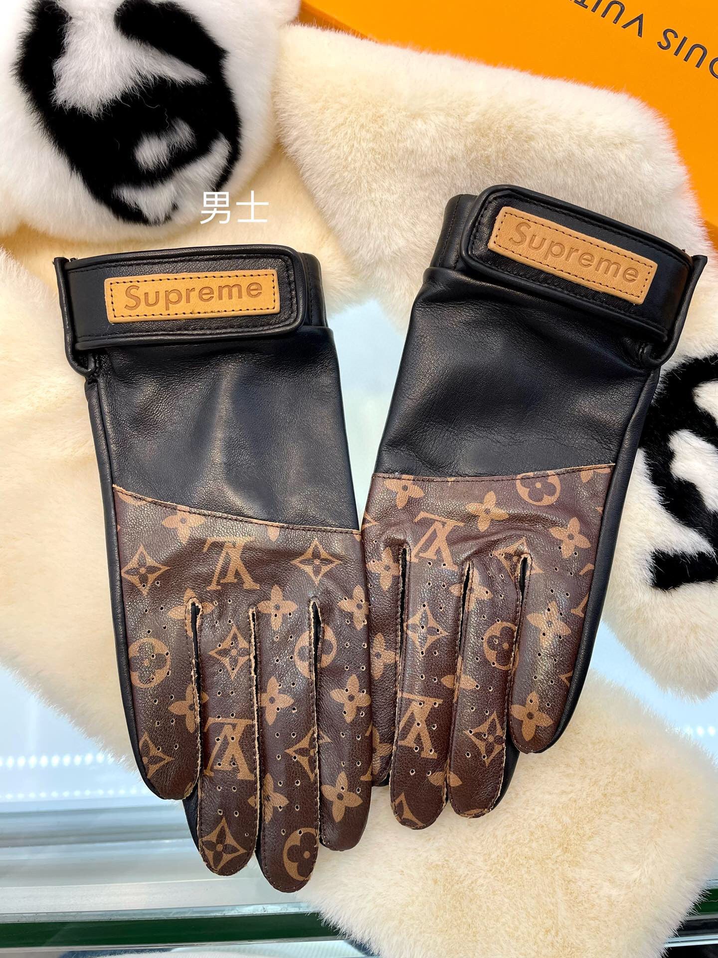 LU  Gloves