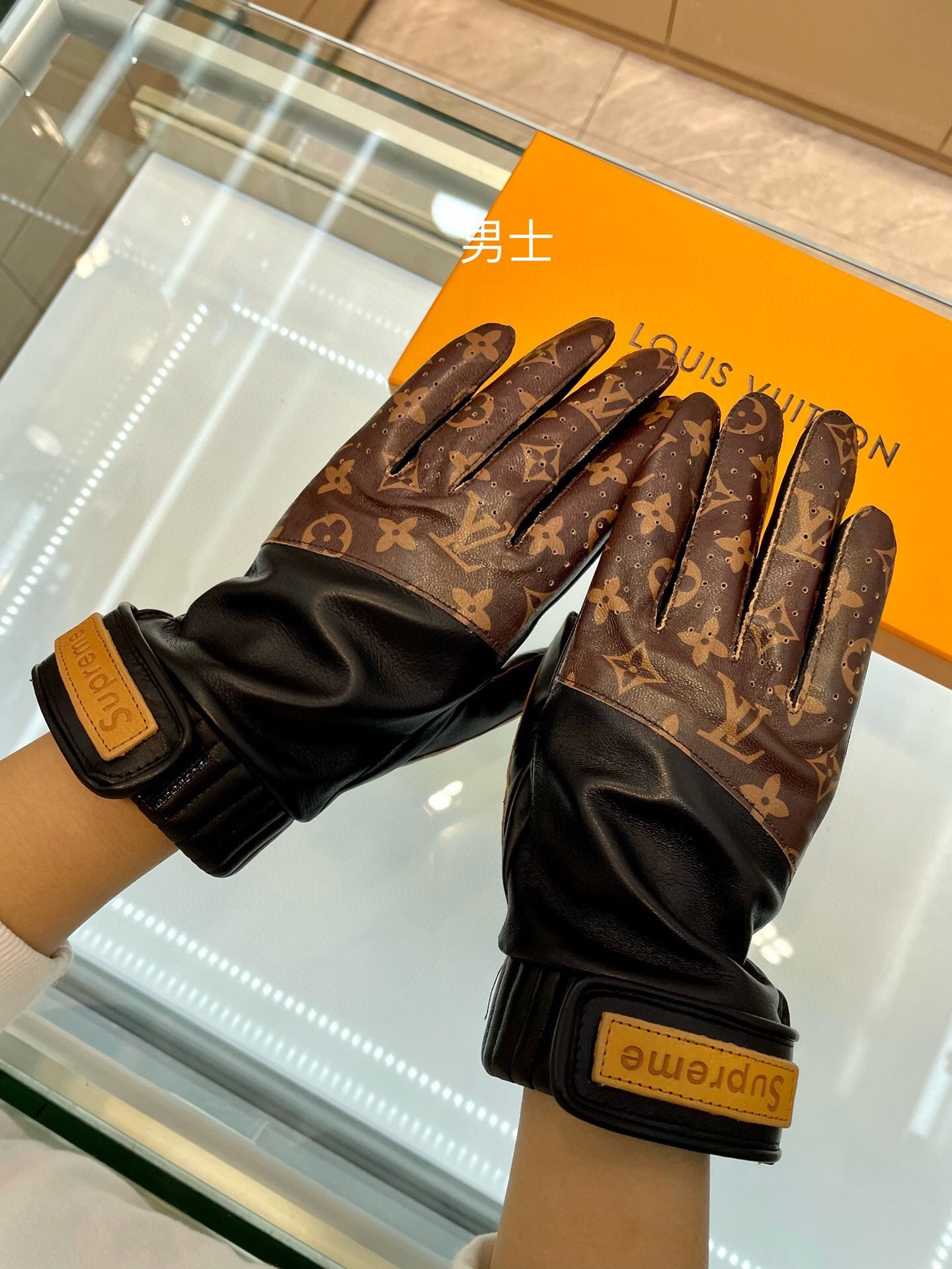 LU  Gloves