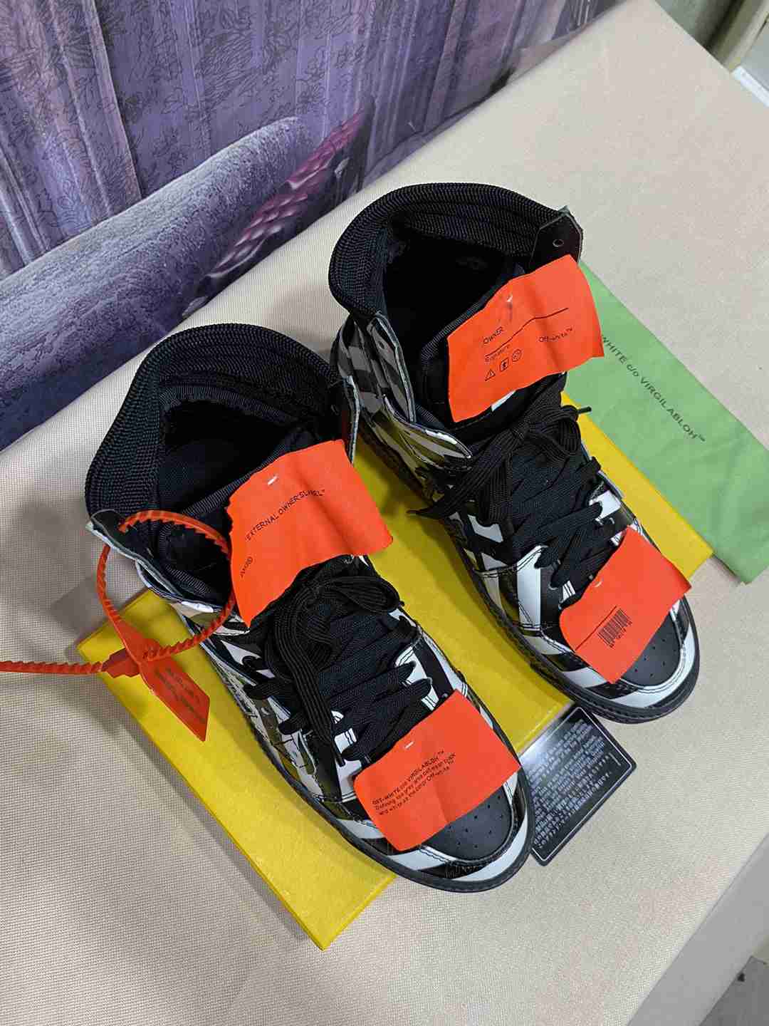 Off Wite Sneakers Knee