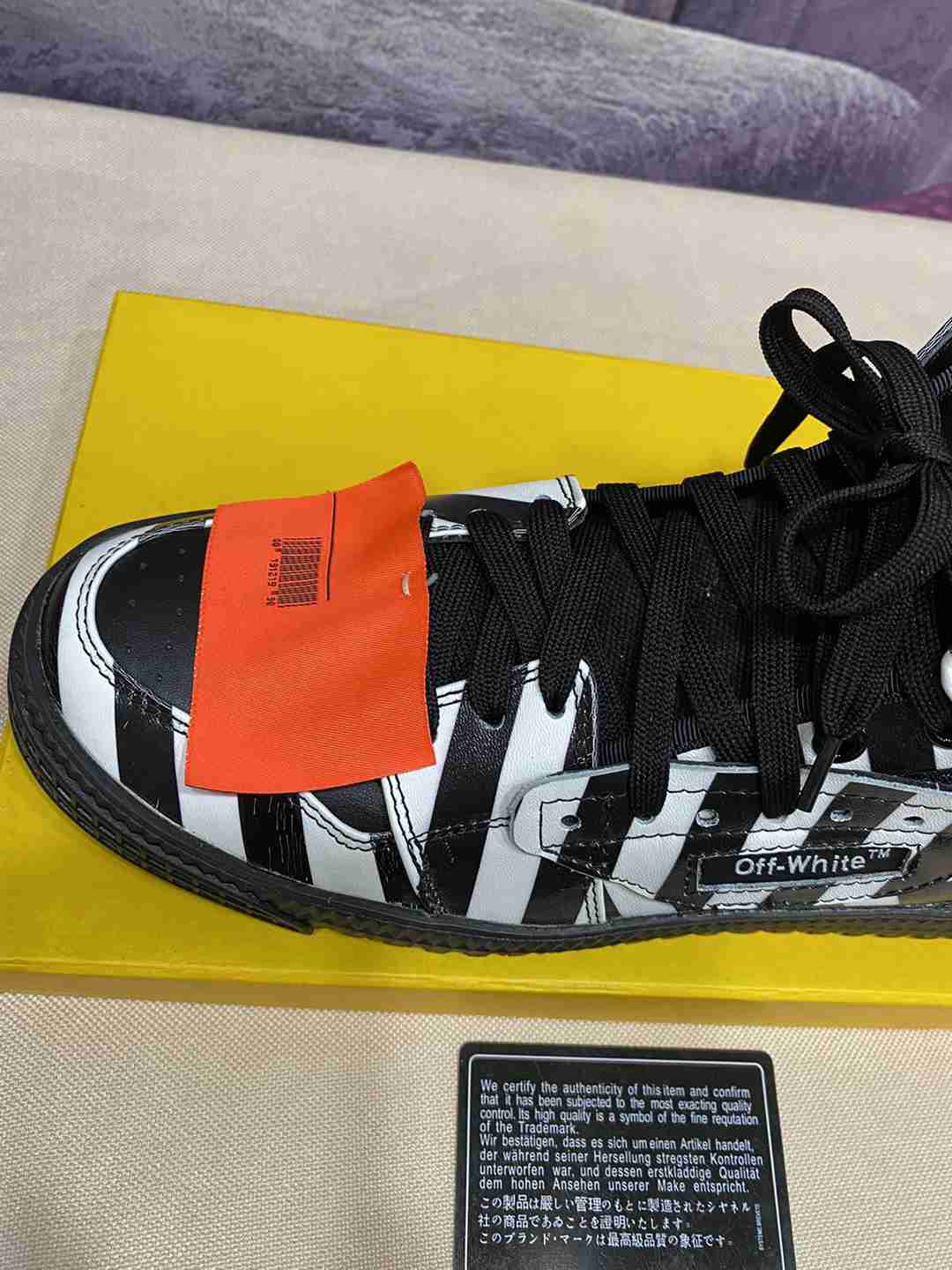Off Wite Sneakers Knee