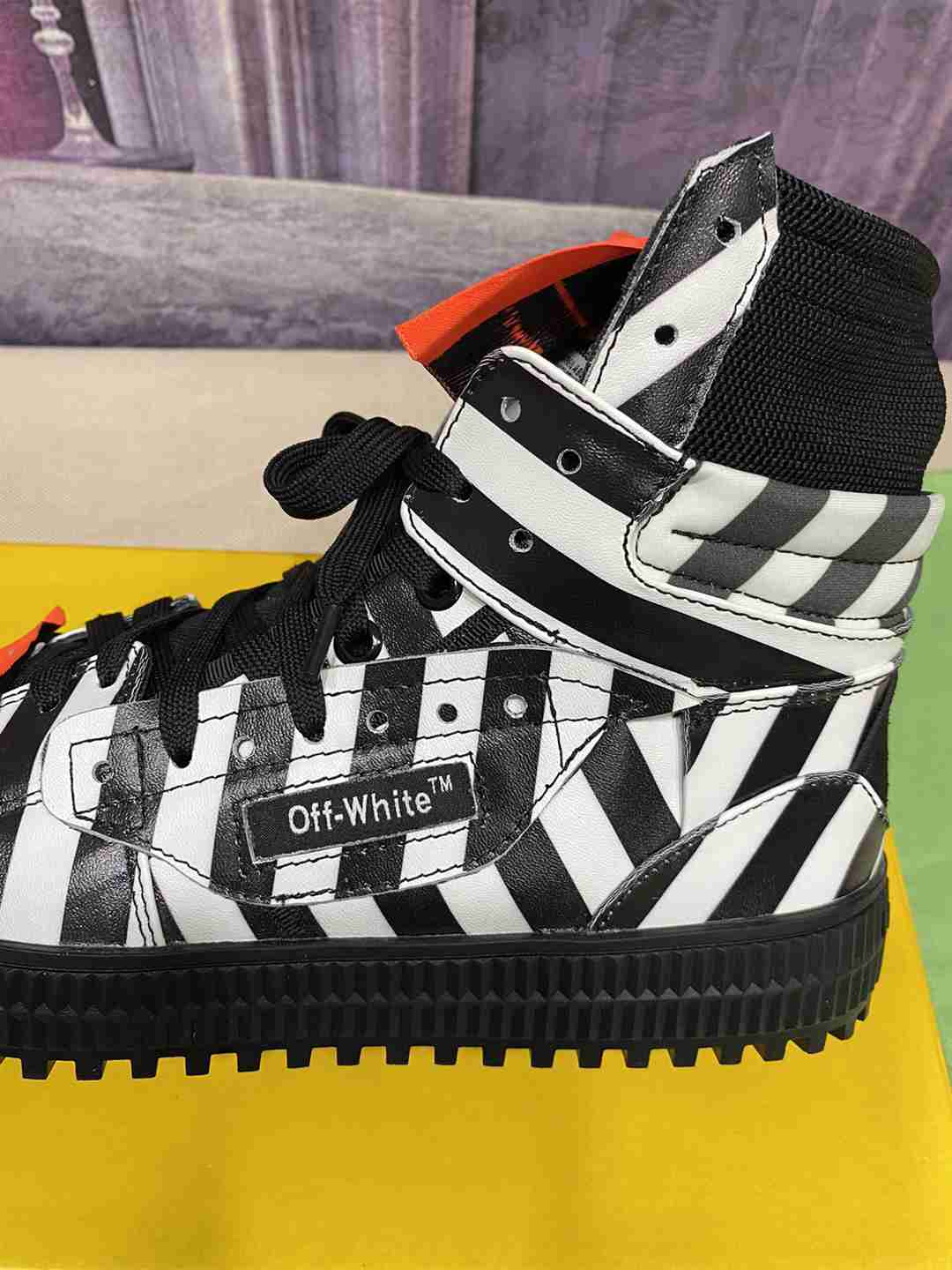 Off Wite Sneakers Knee