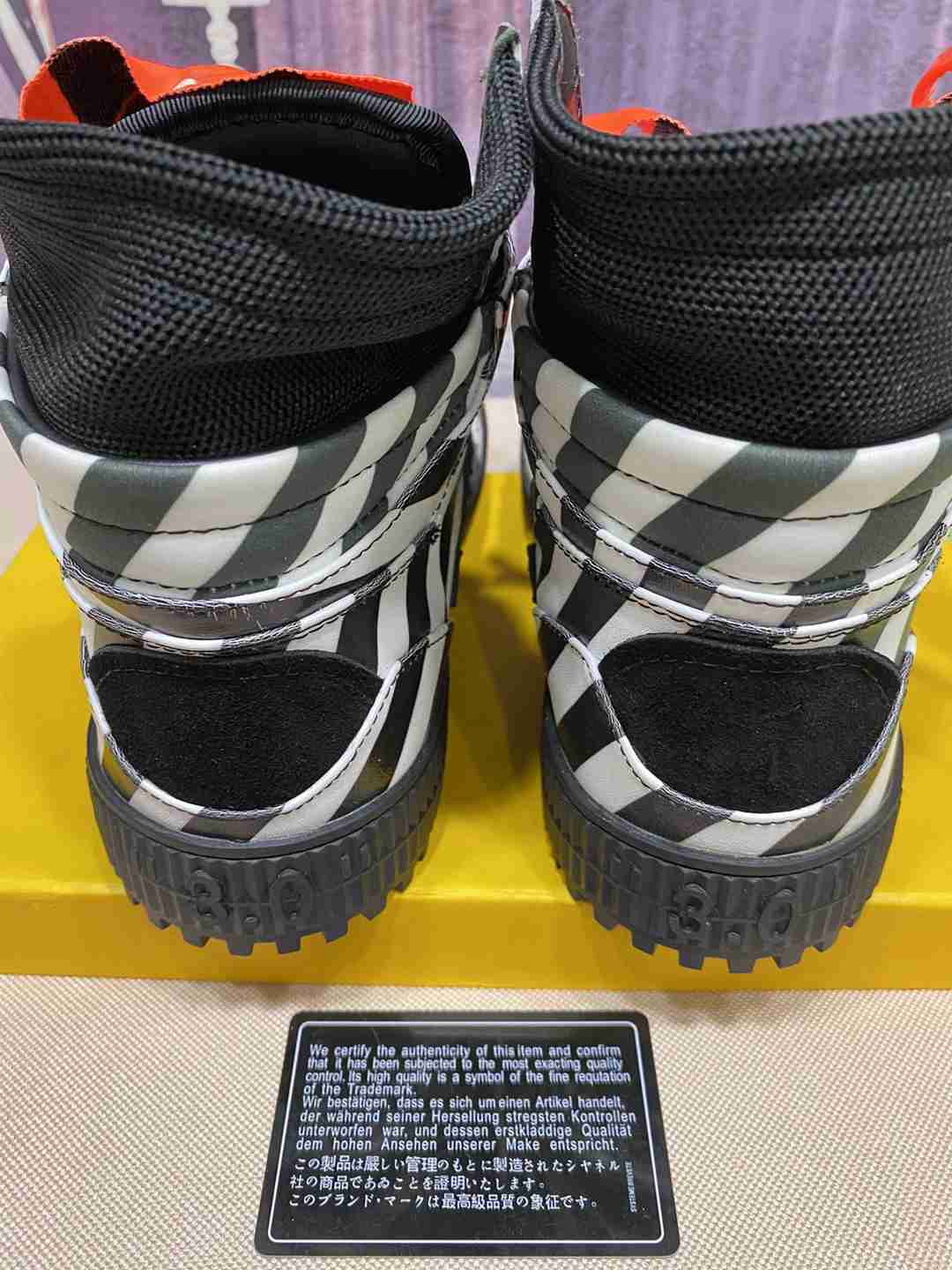 Off Wite Sneakers Knee